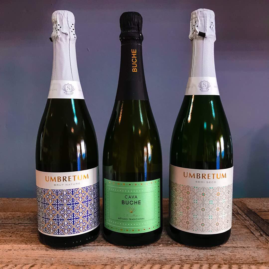 Bocaitos_es's tweet photo. Ya se acercan las fiestas y en Bocaitos tenemos de todo para una celebración especial!. No te pierdas nuestros excelentes cavas de Umbrete y Extremadura para brindar en familia. #cava #Andalucía #Extremadura #gourmet  #Montequinto #Sevilla #Umbretum #Buche https://t.co/xcSUtPCHAA