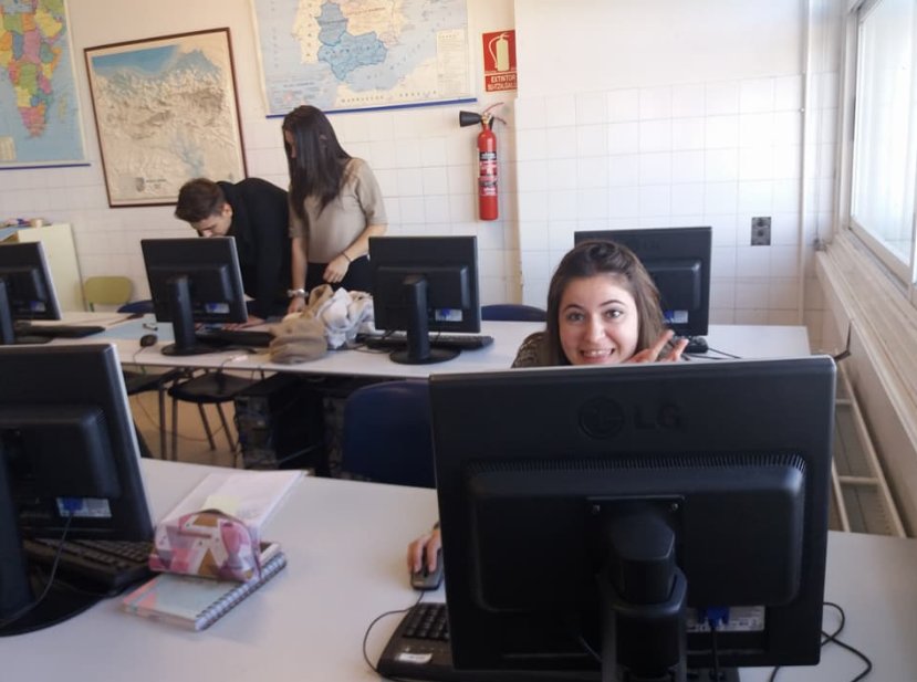 EskolART's tweet photo. Preparando la presentación de nuestro proyecto, ¡feliz lunes! 💪#ikasenpresa @Ekingune https://t.co/1TAmzcvujz