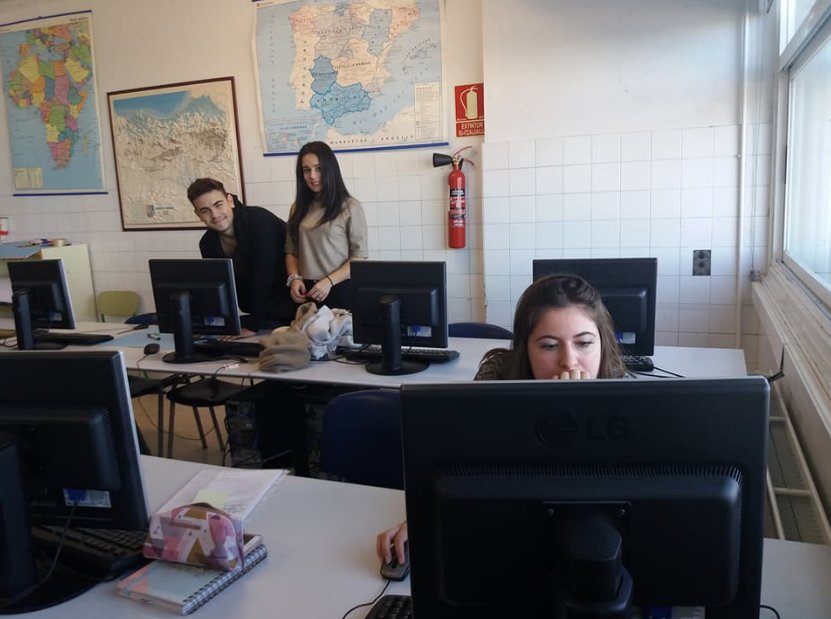 EskolART's tweet photo. Preparando la presentación de nuestro proyecto, ¡feliz lunes! 💪#ikasenpresa @Ekingune https://t.co/1TAmzcvujz