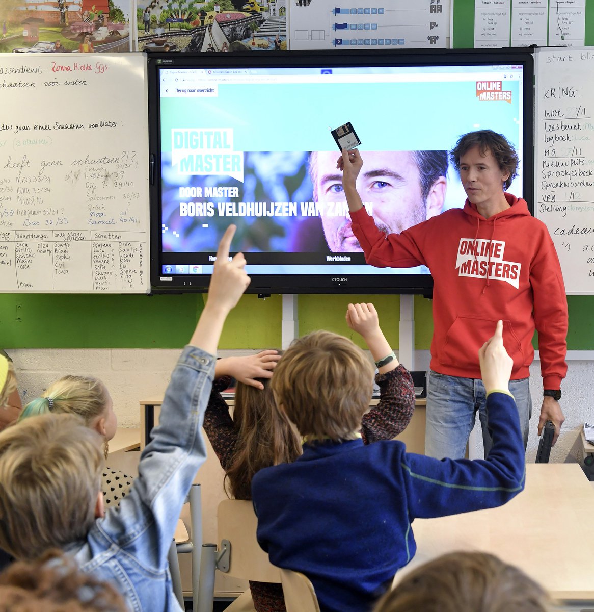 VodafoneZiggo's tweet photo. Collega’s van #VodafoneZiggo staan deze week voor de klas om #OnlineMasters te introduceren. Ons gratis lesprogramma over de digitale wereld: https://t.co/P3HsrDlixp https://t.co/agcHecffzy