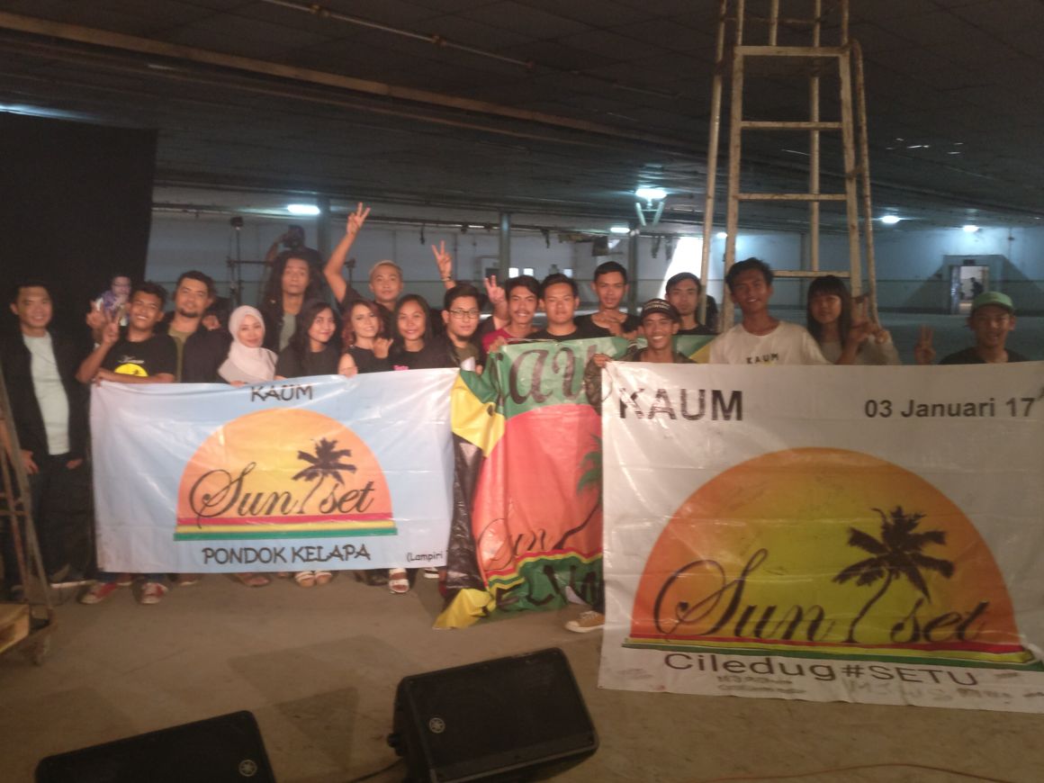 umusicindonesia's tweet photo. Terima Kasih @KaumSunsetPDKop &amp; Kaum Sunset Ciledug - SETU atas kehadirannya dan mensupport @SUNSET_JAKARTA, ditunggu tanggal rilisnya! #KaumSunset #Reggae https://t.co/x7zyeuIsrh