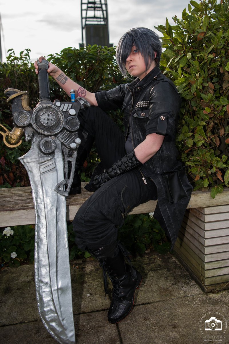 _DayleArden's tweet photo. Just like our dear Prince, I'm not exactly fond of getting up in the morning...but here we are, so happy Monday I guess!
Photo @toneagraphy 

#ffxv #ffxvcosplay #finalfantasy15cosplay #NoctisLucisCaelum #PrinceNightlight #noctis #Noctiscosplay #engineblade #tattoos #morningssuck https://t.co/e5UPfSJdR3