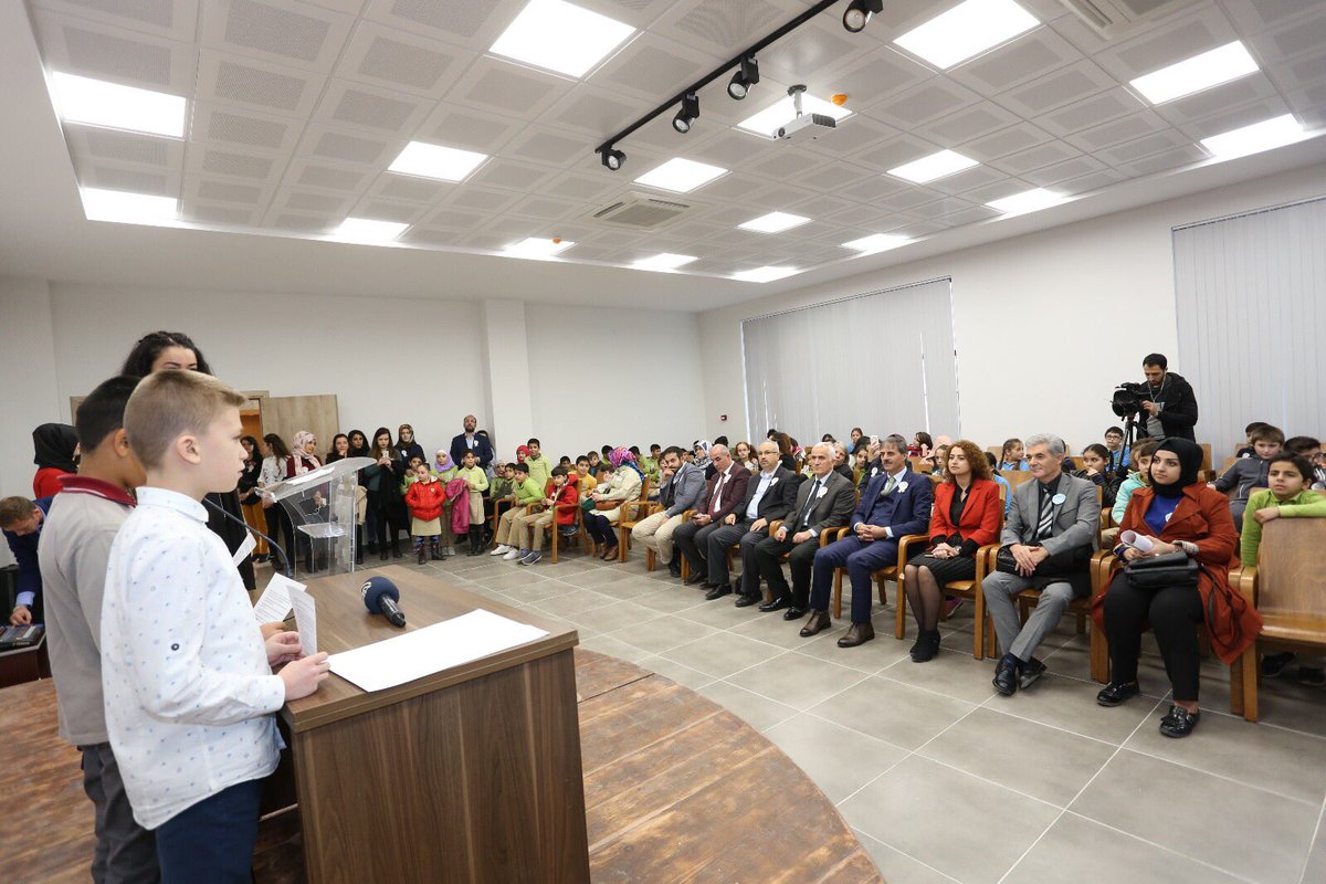 sbYusufAlemdar's tweet photo. 20 Kasım #DünyaÇocukHaklarıGünü nde geleceğimizi inşa edecek minik misafirlerimizle @SerdivanCocuk Akademimimizde bir araya geldik. Birbirinden güzel eserlerle dostluğun ve kardeşliğin en güzel örneğini sergilediler... Yüzlerindeki tebessüm hiç eksilmesin. https://t.co/2Qbf15jXms