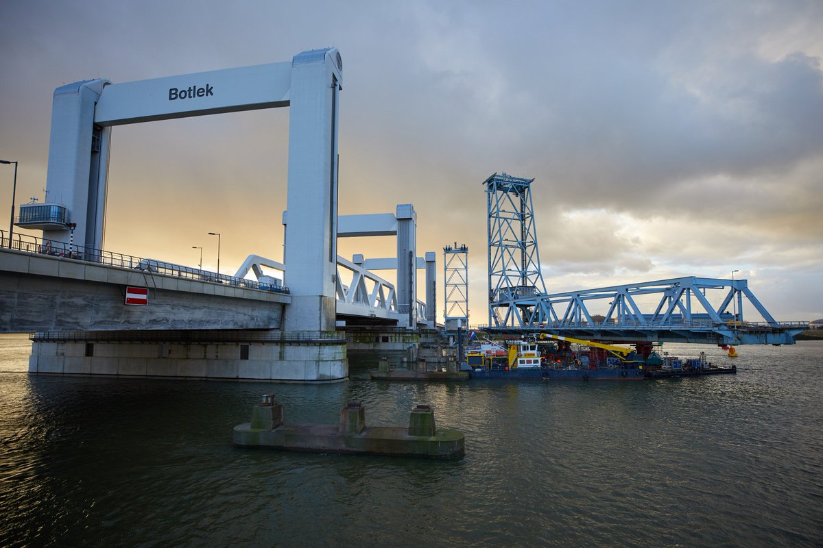 Gisteren is de Oostelijke heftoren van de oude Botlekbrug uitgevaren. Op 3 december wordt de laatste heftoren weggehaald. Meer info straks op prorail.nl/nieuws #Botlek #Botlekbrug