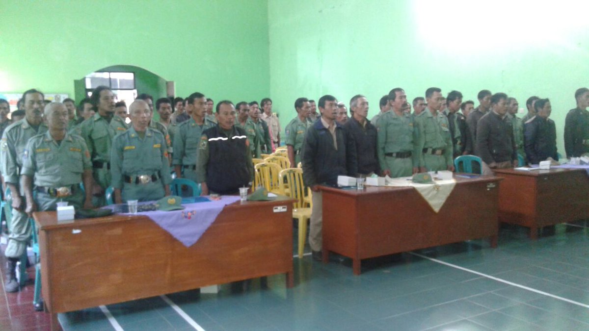 Memberikan sosialisasi pada anggota linmas kec. Kalibening dlm rangka kesiapsiagaan bencana. #linmasTangguh