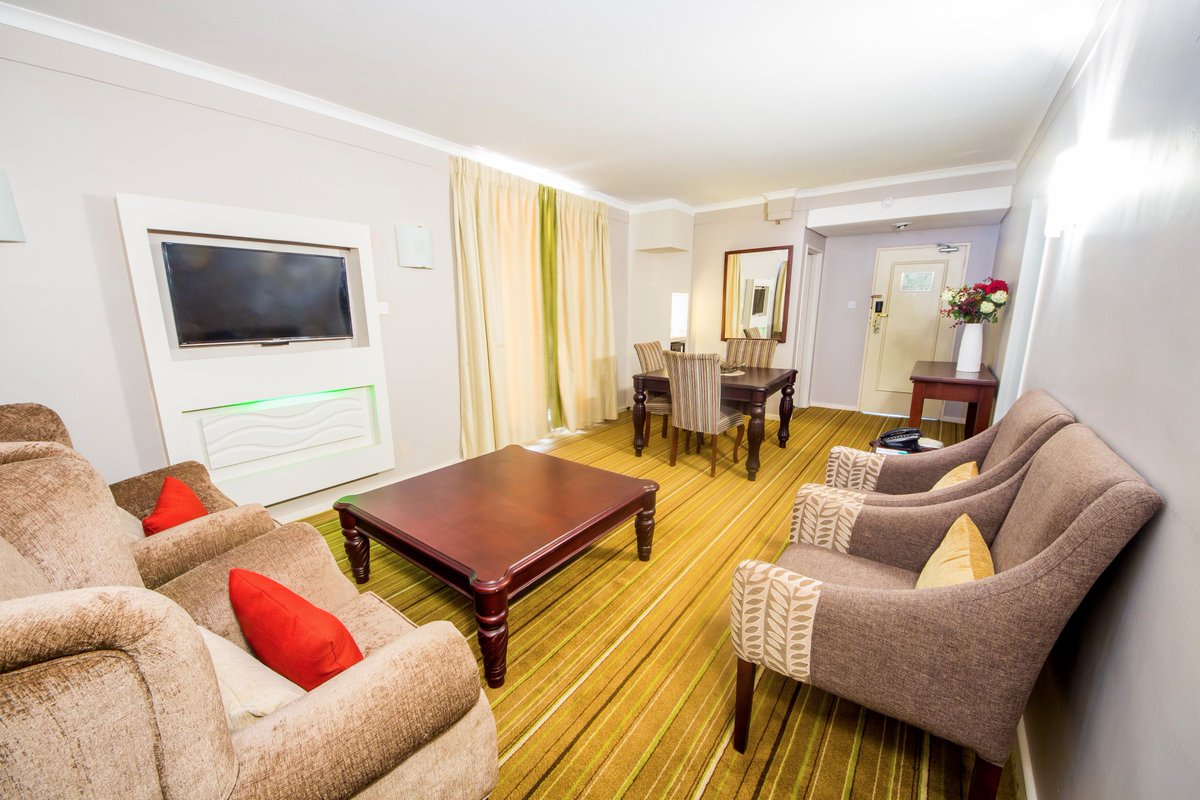 Holiday Inn Zimbabwe tweet media