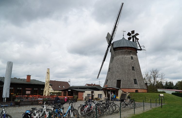 brausezimt's tweet photo. Leinöl ist typisch für die Lausitz. So ist es nicht verwunderlich, dass in Straupitz eine die Holländermühle steht, die als letzte produzierende Dreifachwindmühle auf eine ganz besondere Weise Öl herstellt, im Nass-Trocken-Verfahren.
https://t.co/IRAWA9o6uI https://t.co/ErKU91B4Uu