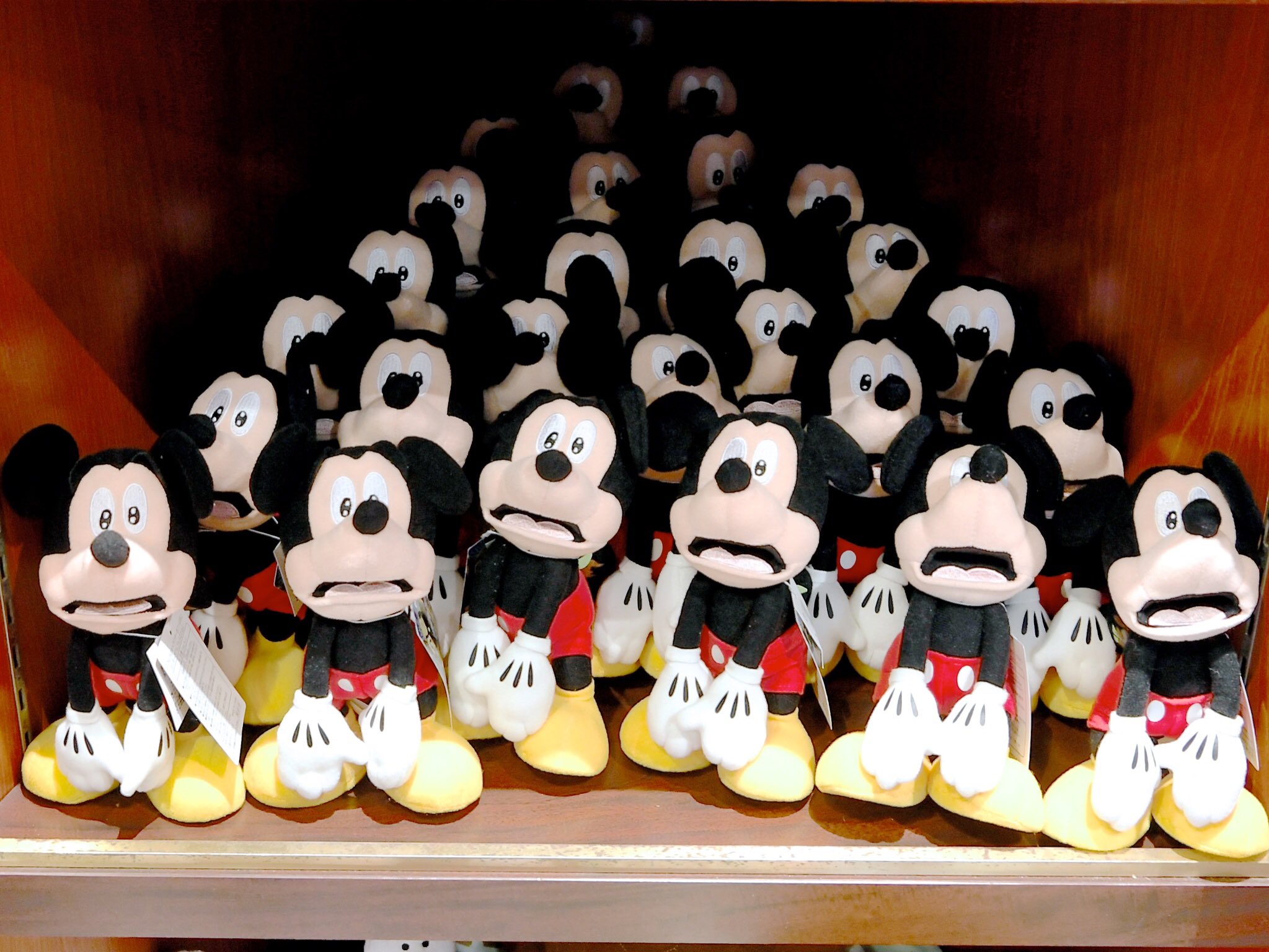 Mezzomikiのディズニーブログ Pa Twitter Tdsタワー オブ テラーグッズ シリキ ウトゥンドゥを引っ張るとミッキーがぶるぶるふるえるぬいぐるみ発売中 T Co Axpbh3wbt3