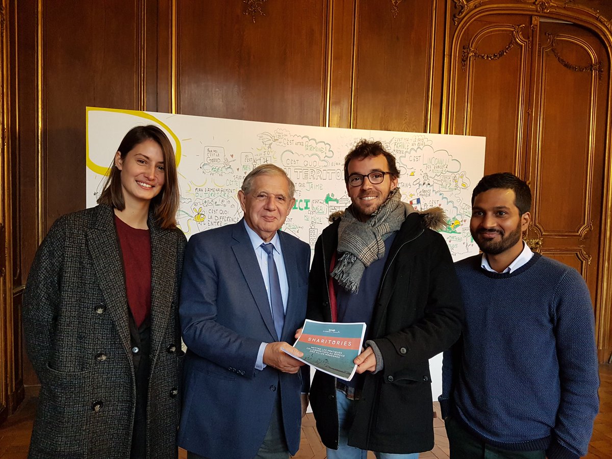 MezardJacques's tweet photo. @OuiShare_Fr m'a remis son rapport sur l'économie collaborative dans les villes moyennes. L'innovation au coeur de notre plan d'action ! https://t.co/ftn27v4fyy