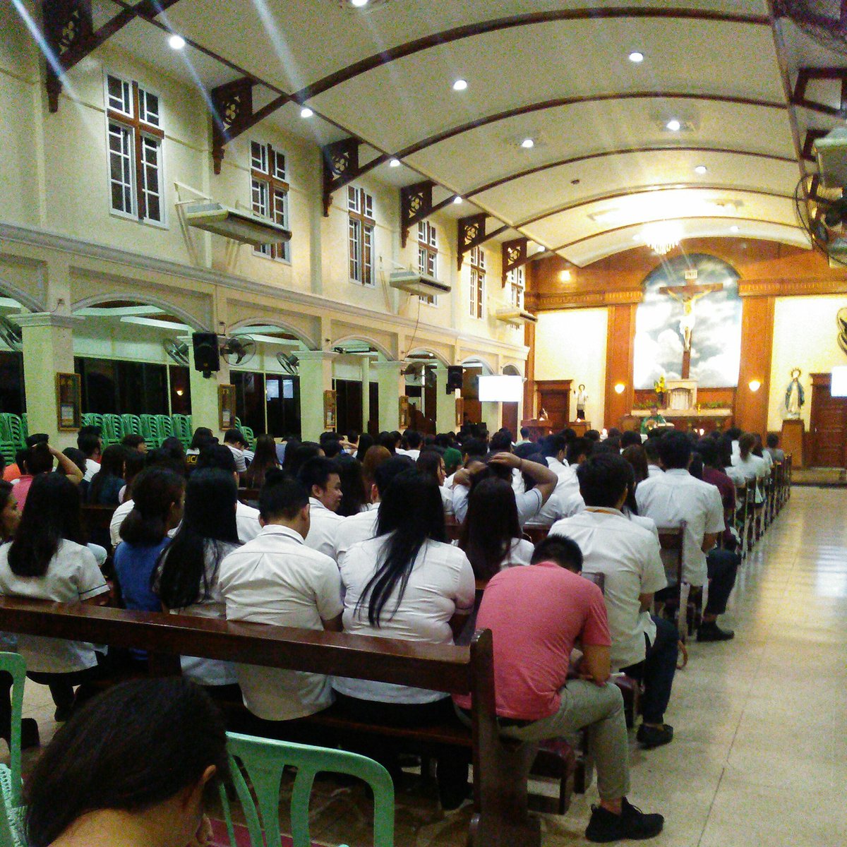 japethlealc's tweet photo. Mass for CBLE 2017 Takers
Goodluck klasmeyts!
#BoardOps2017
#LabanKlasmeyts https://t.co/GqRyJUcQ8A