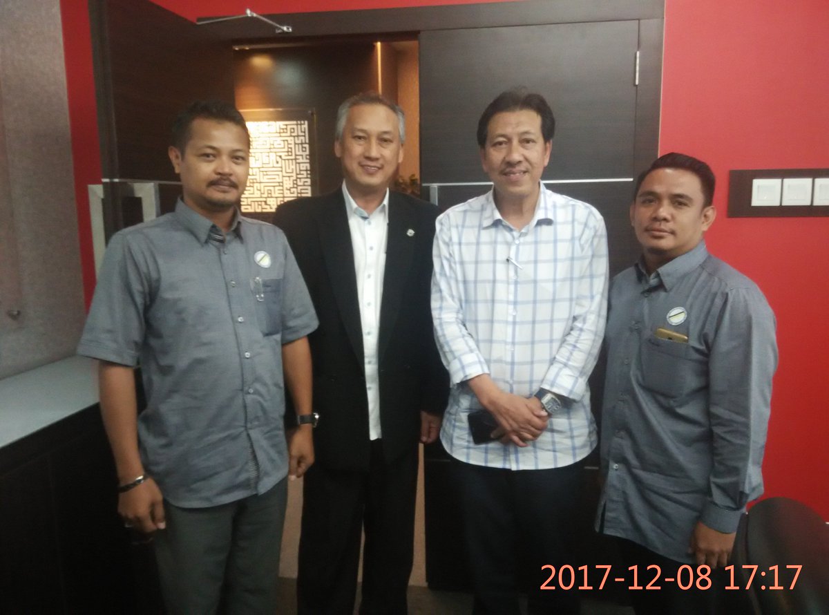 MohammadSaleza2's tweet photo. Bersama Tn. Hj. Abd Razak bin Mohd Yusoff – Chief Executive Officer (Kumpulan Prasarana Rakyat Johor Sdn Bhd (KPRJ) https://t.co/Kpb15RYdiQ