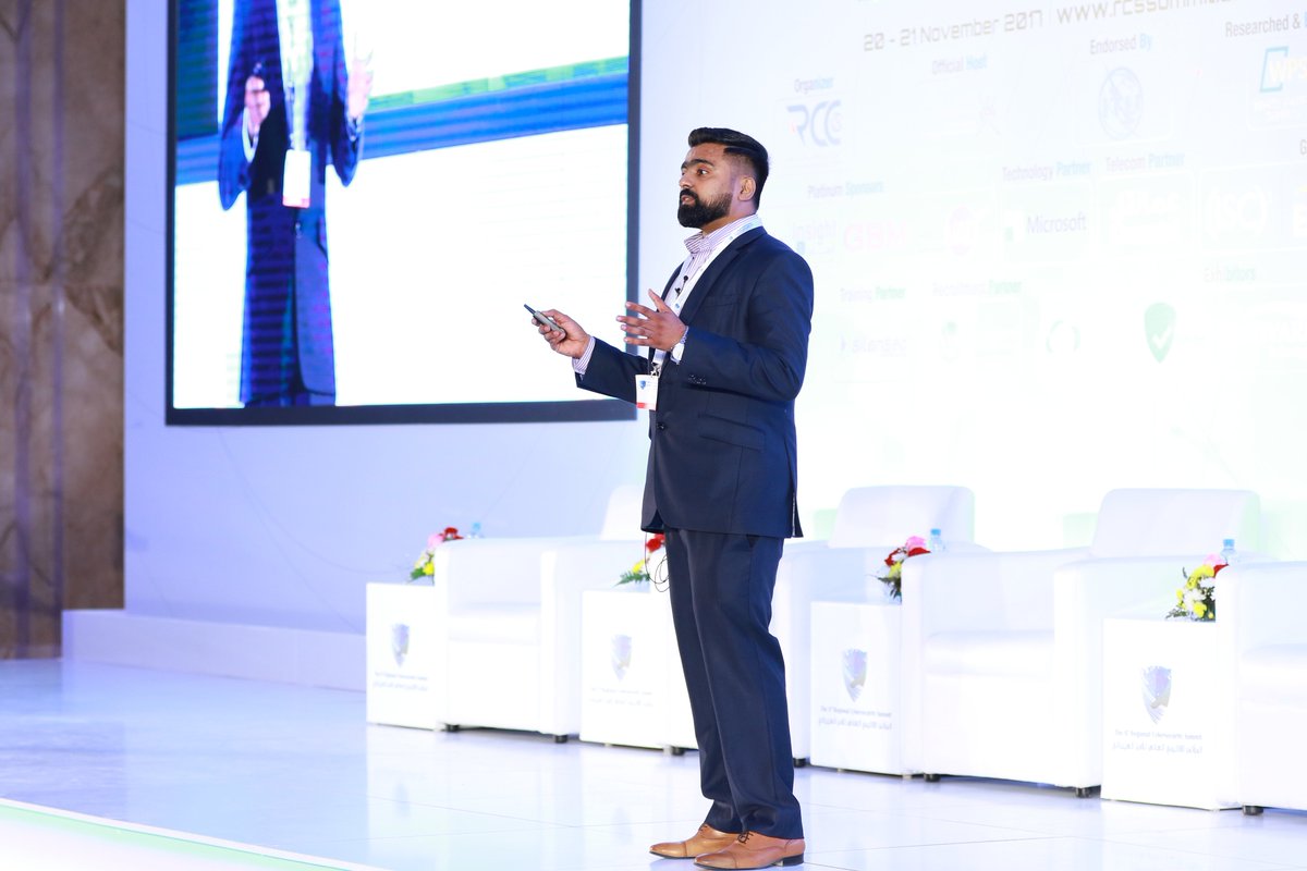 الفاضل : جثن جوي ابراهام ، مدير المبيعات وعلاقات العملاء من شركة CyberArk بالشرق الأوسط،  يقدم ورقة عمل بعنوان: “ من اوكرانيا: تحليل هجوم  سيبراني عالمي.”