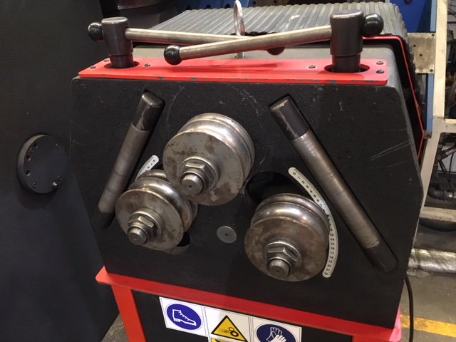 Riquemaq's tweet photo. Curvadora de perfiles y tubos motorizada #Nargesa MC 400: 
- Diámetro de los ejes: 40mm 
- Diámetro de los rodillos: 130mm 
- Capacidad máx. de curvado tubo redondo: 63, 5mm 
- Longitud útil de los ejes: 80mm 
- Año: 2006 
Solicita ahora cotización online: https://t.co/3sBAI2gx6c https://t.co/L8FvJ1YuP9