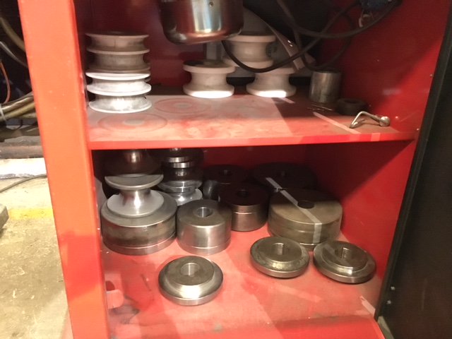 Riquemaq's tweet photo. Curvadora de perfiles y tubos motorizada #Nargesa MC 400: 
- Diámetro de los ejes: 40mm 
- Diámetro de los rodillos: 130mm 
- Capacidad máx. de curvado tubo redondo: 63, 5mm 
- Longitud útil de los ejes: 80mm 
- Año: 2006 
Solicita ahora cotización online: https://t.co/3sBAI2gx6c https://t.co/L8FvJ1YuP9