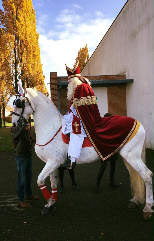 JackVerhoeven's tweet photo. Ook #Sinterklaas kiest voor wit vervoer.😉#verhoevenrouwvervoer #witrouwvervoer #rouwvervoer #rouwauto #rouwwagen #rouwstoet #speciaal #sint https://t.co/gfnz0FBL5B