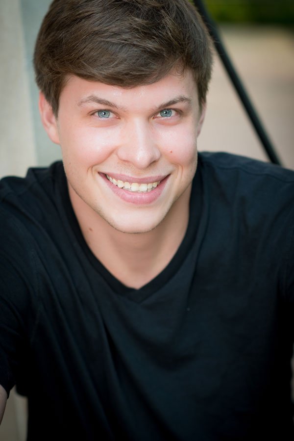 DeAbreuModeling's tweet photo. Don't forget to smile with your eyes! Be aware of every aspect of your body when posing. https://t.co/ttdme6z1Ta