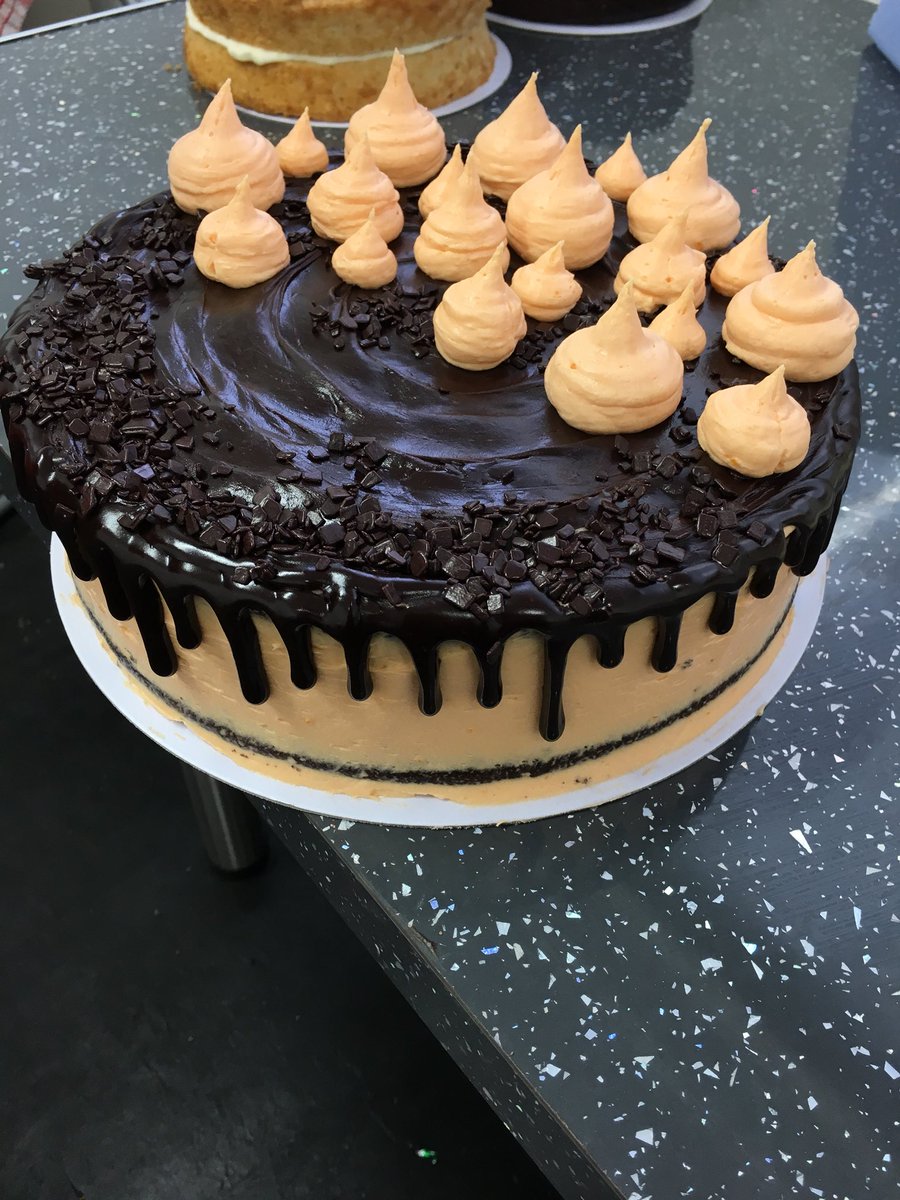 Lovely new design on our Chocolate Orange cake at a ridiculous wholesale price of £12 for this week! 🎂🍰 Don’t miss out! #MakingMondaysBetter