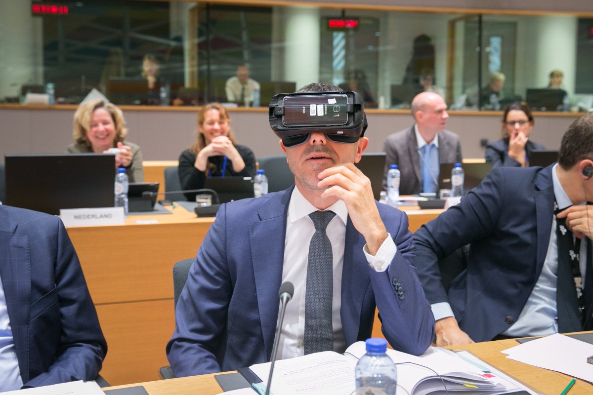 EEinEU's tweet photo. This is how EU #youthministers today learned about some of the best practices of smart youth work.

The EU is calling for the creation of tools that young people can use to prevent and manage risks in the digital age. https://t.co/yTqO7zcxKp