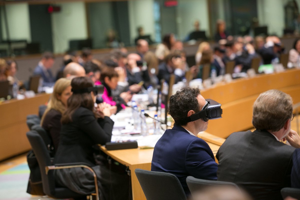 EEinEU's tweet photo. This is how EU #youthministers today learned about some of the best practices of smart youth work.

The EU is calling for the creation of tools that young people can use to prevent and manage risks in the digital age. https://t.co/yTqO7zcxKp