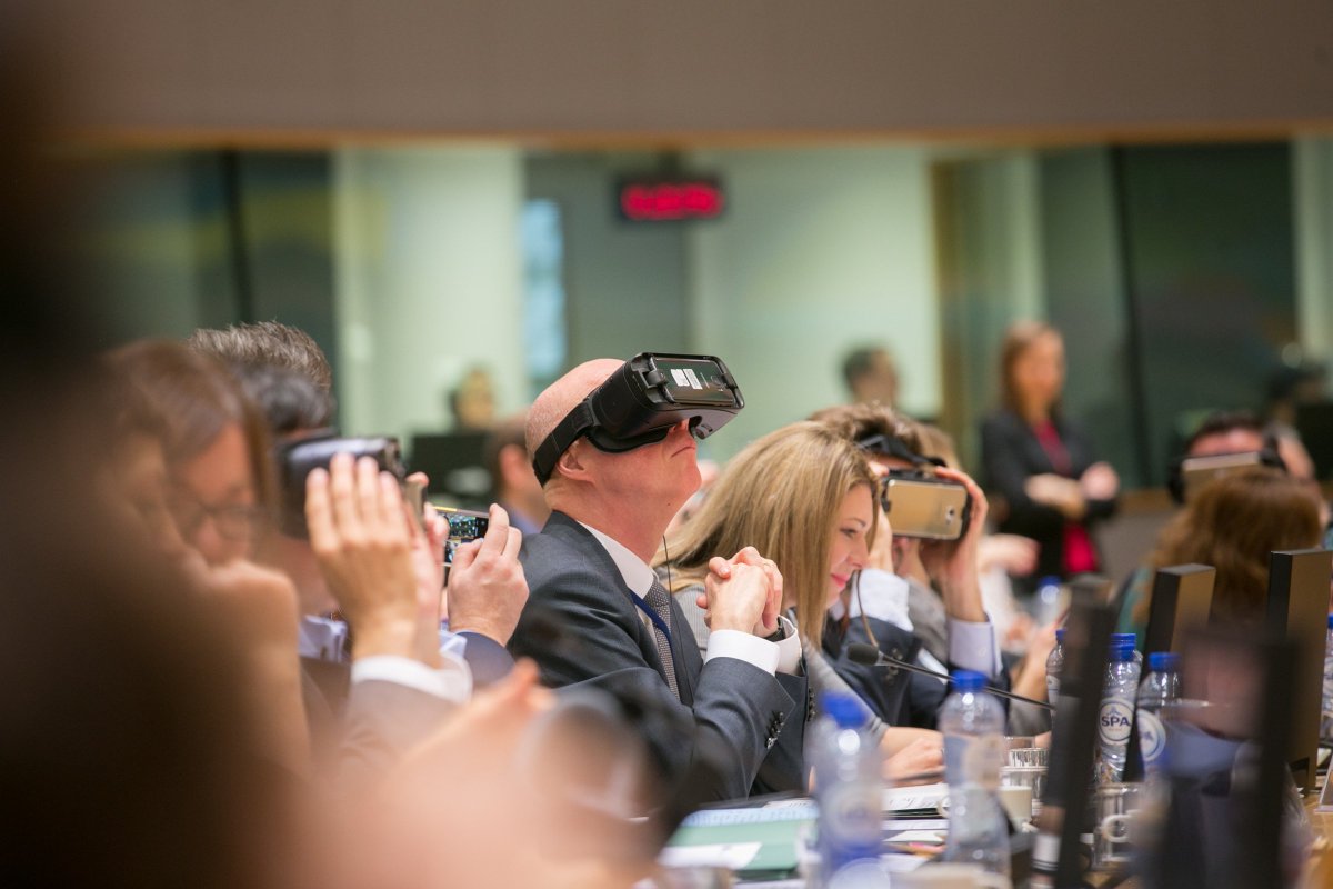 EEinEU's tweet photo. This is how EU #youthministers today learned about some of the best practices of smart youth work.

The EU is calling for the creation of tools that young people can use to prevent and manage risks in the digital age. https://t.co/yTqO7zcxKp