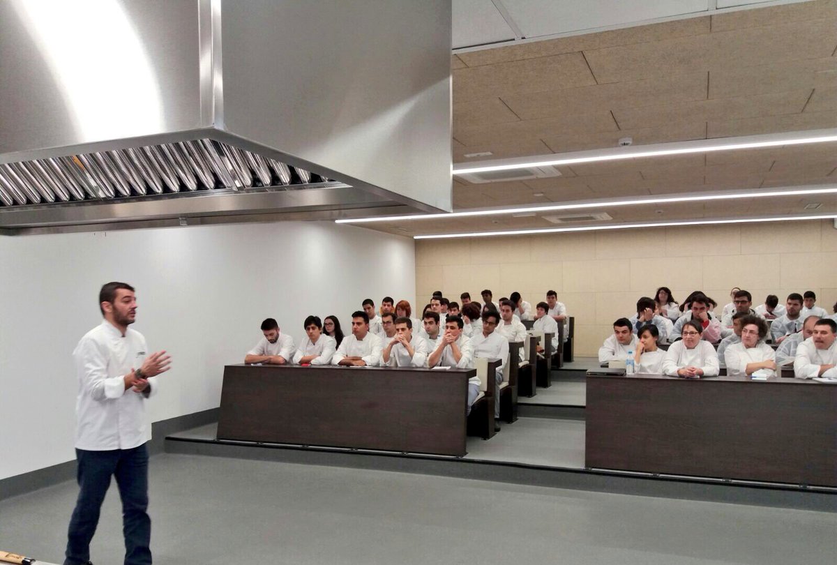 CarlosOrozaCIFP's tweet photo. Hoxe @_domaraoprato_ con @Hector_R_Espana aprendendo cómo cociñar peixe fresco. Aprendendo dos mellores!! #CMCOC #CBCOC
#domaraoprato #conselleriadomar https://t.co/W6d1JydxIZ