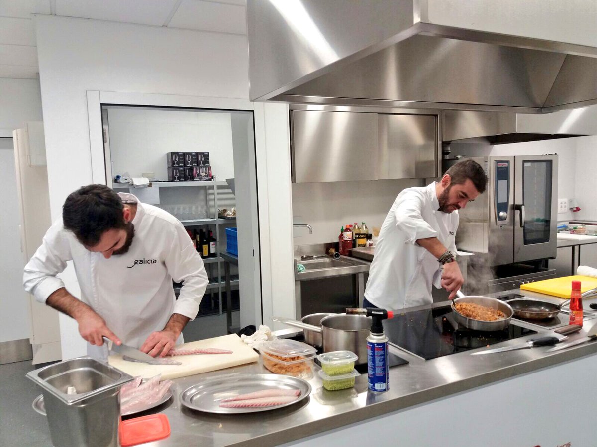 CarlosOrozaCIFP's tweet photo. Hoxe @_domaraoprato_ con @Hector_R_Espana aprendendo cómo cociñar peixe fresco. Aprendendo dos mellores!! #CMCOC #CBCOC
#domaraoprato #conselleriadomar https://t.co/W6d1JydxIZ