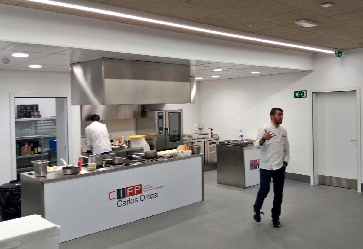 CarlosOrozaCIFP's tweet photo. Hoxe @_domaraoprato_ con @Hector_R_Espana aprendendo cómo cociñar peixe fresco. Aprendendo dos mellores!! #CMCOC #CBCOC
#domaraoprato #conselleriadomar https://t.co/W6d1JydxIZ
