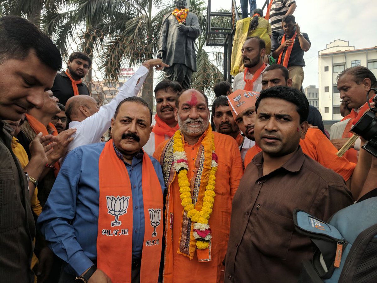 DrJitendraSingh's tweet photo. Supporters in thousands throng the roads as the rally of @BJPSURATCITY1 candidate Sh Kumarbhai Kanani from Pattidar dominated Varachha constituency arrived to pay obeisance at the statue of Sardar Vallabhbhai Patel, before leaving to file nomination papers.
#GujaratElections https://t.co/KbPxtA3D2U