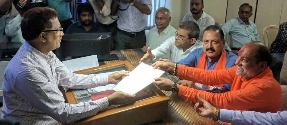 DrJitendraSingh's tweet photo. Jubilant show of "Victory Sign" after filling of nomination papers by @BJPSURATCITY1 candidate Sh Kumarbhai Kanani from Varachha constituency, is a rebuff to Congress Party's divisive campaign, particularly in Pattidar community.
#GujaratElections https://t.co/jBqrIYBlDd