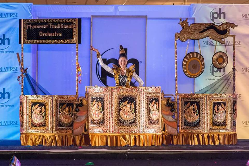 ThanZun's tweet photo. Pls RETWEET by Typing #MissUniverse #Myanmar for official Miss Universe voting coming soon. 
Miss Universe MYANMAR 2017 National Costume 
#MissUniverse #Myanmar https://t.co/1V0NZgeHEX