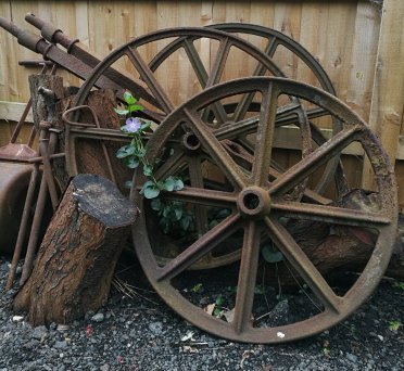 2MaddBags tweet media