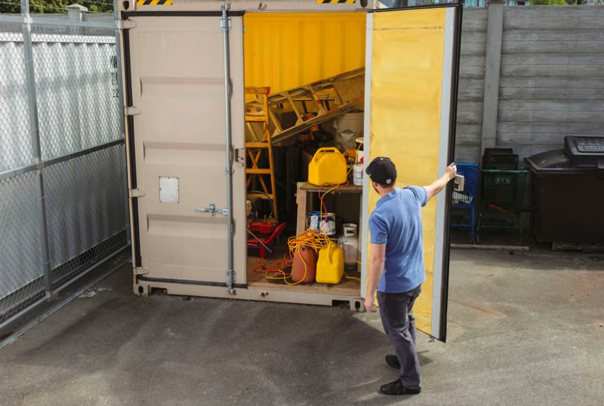 ausumsystems's tweet photo. We start off this Monday with a challenge. What is wrong with this photo regarding container safety? I saw four things...did you? Tell us your thoughts... https://t.co/DldD3YMekz