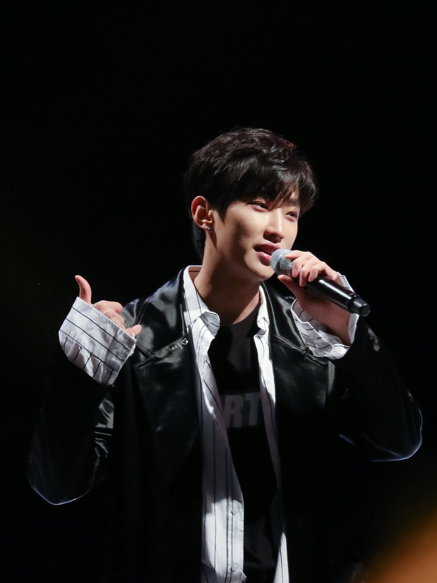 onlyyou_jy's tweet photo. 171120 순천만 성화봉송

블랙 진영이...😭😭😭😭😭😭😭😭😭
이 의상 넘나 취저라구요 ❤😢😢

#B1A4 #진영
@_jinyoung911118 https://t.co/WRT0xoMzB1
