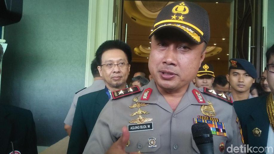detikcom's tweet photo. Pemuda yang Cekoki Kuda Nil dengan Miras Terancam 3 Bulan Penjara https://t.co/CnJOvxw140 https://t.co/nbbYLUHlqE