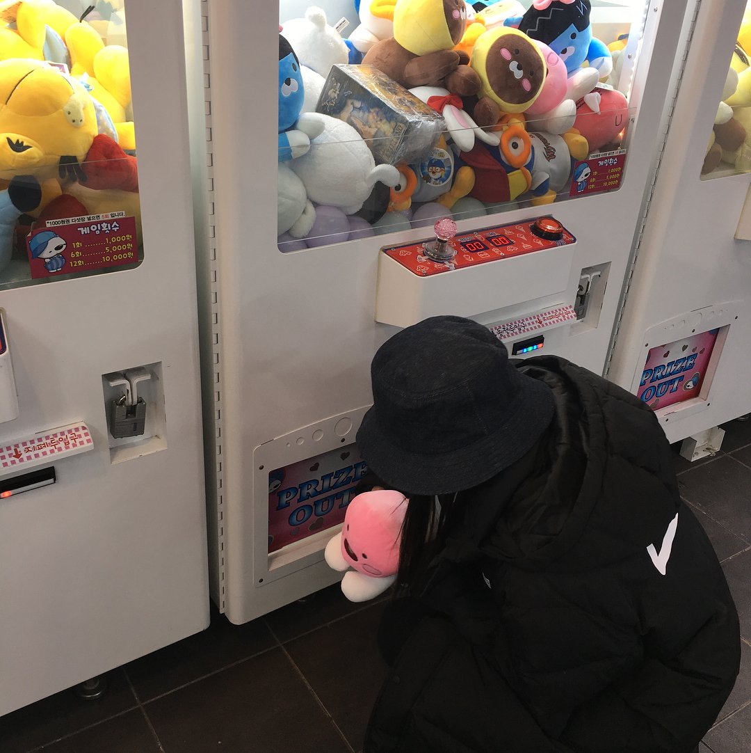 GFRIENDLovers's tweet photo. [PICS] 2017.11.19 Yerin via GFRIEND instagram. (1/2)

''#Yennie is #GameQueen shows why she's #DollRin 🍑🐻🌰(feat.GaspThin)''

#Yerin #예린 #SinB #신비 #GFRIEND #여자친구

https://t.co/UmkocyLIJd https://t.co/NWLuOyj4kG