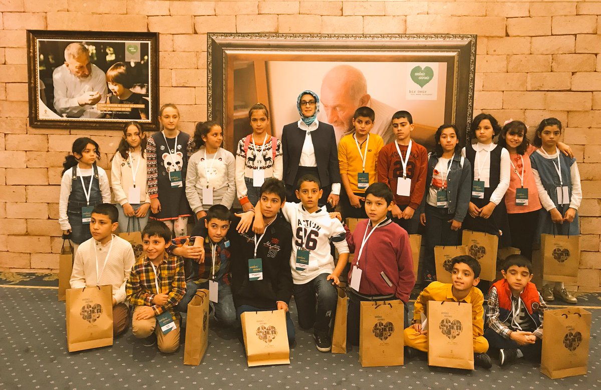 Sevgi, saygı ve hoşgörünün olduğu bir dünyada yaşamak çocuklarımızın en temel hakkıdır.
En kıymetli varlıklarımız çocuklarımızın  #DünyaÇocukHaklarıGünü kutlu olsun.