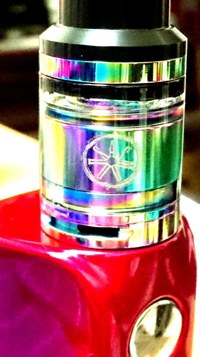 oyaji_vaper's tweet photo. リキッドを入れることにより、屈折して拡大される『ASMODUS』のロゴ、ここが好みです。
#ASMODUS #VOLUNA #RTA https://t.co/FUKwh8qWSj