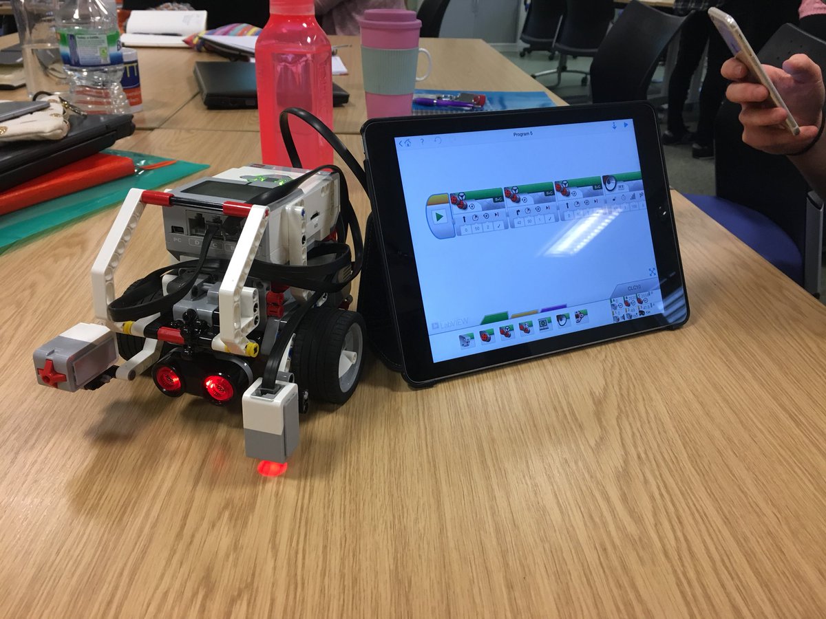 JWright_Primary's tweet photo. Having a blast making a singing and dancing robot using coding and Lego NXT! @NTSCITT @FloLoizou @MissLMartin1 https://t.co/dItWjFPkHk