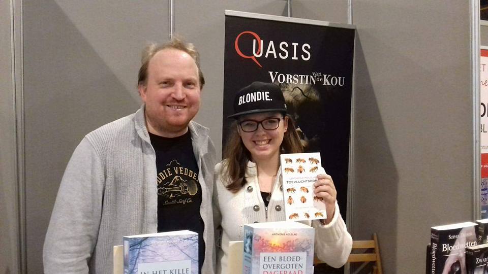 Het was dit weekend druk op de #dutchcomiccon. Sommige hebben een sneakpreview van Wintercode gezien, andere zijn op de foto met de auteur gegaan. #lekkerlezen