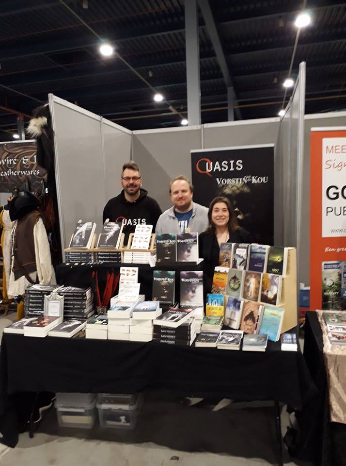 QuasisUitgevers's tweet photo. Het was dit weekend druk op de #dutchcomiccon. Sommige hebben een sneakpreview van Wintercode gezien, andere zijn op de foto met de auteur gegaan. #lekkerlezen https://t.co/Pd4B5Ozhap