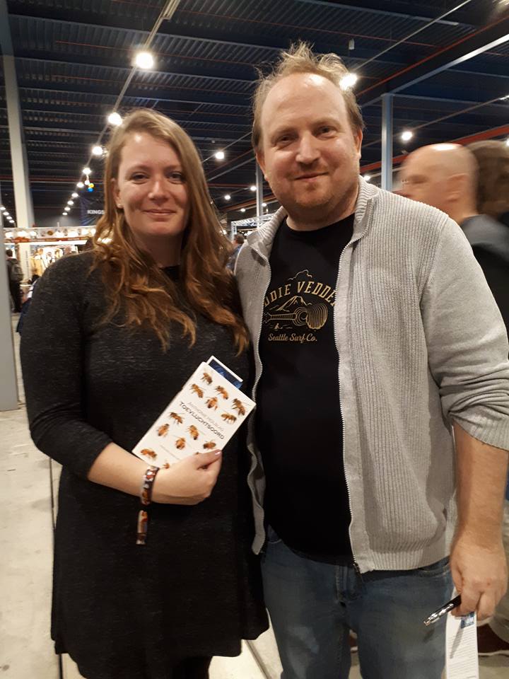 QuasisUitgevers's tweet photo. Het was dit weekend druk op de #dutchcomiccon. Sommige hebben een sneakpreview van Wintercode gezien, andere zijn op de foto met de auteur gegaan. #lekkerlezen https://t.co/Pd4B5Ozhap