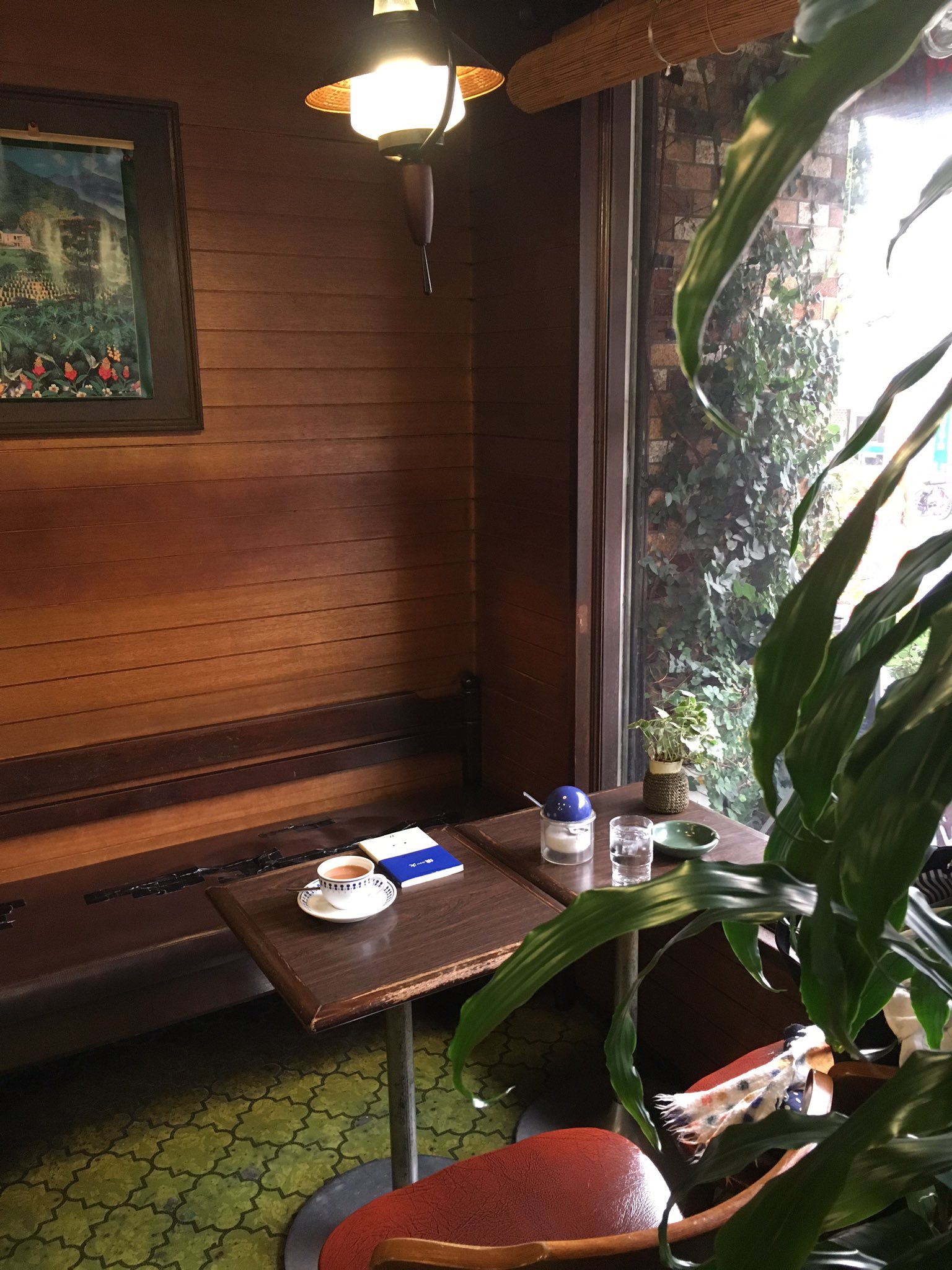 Ella 久々に白山の ケニヤン へ お店の名前を取った ケニヤンティー は 紅茶が濃いめのミルクティー 一見普通のトーストに見えるけど香りはしっかり漂うシナモントーストと 大きな窓の側の席から 旧白山通りを行き交う人々や車の眺めをぼんやりと