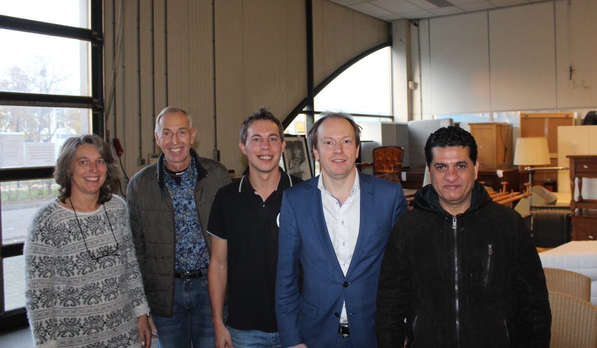 Wethouder Jeroen Kreijkamp <a href="/GemeenteUtrecht/">Gemeente Utrecht</a> nam een kijkje in de keuken bij Stagestraat <a href="/NieuwOvervecht/">Nieuw Overvecht</a>. Hier zien we hem met kandidaten Ewoud, Abdul, eigenaresse Nita en ondernemer Dick achter de schermen bij @DeGoedeWinkel !