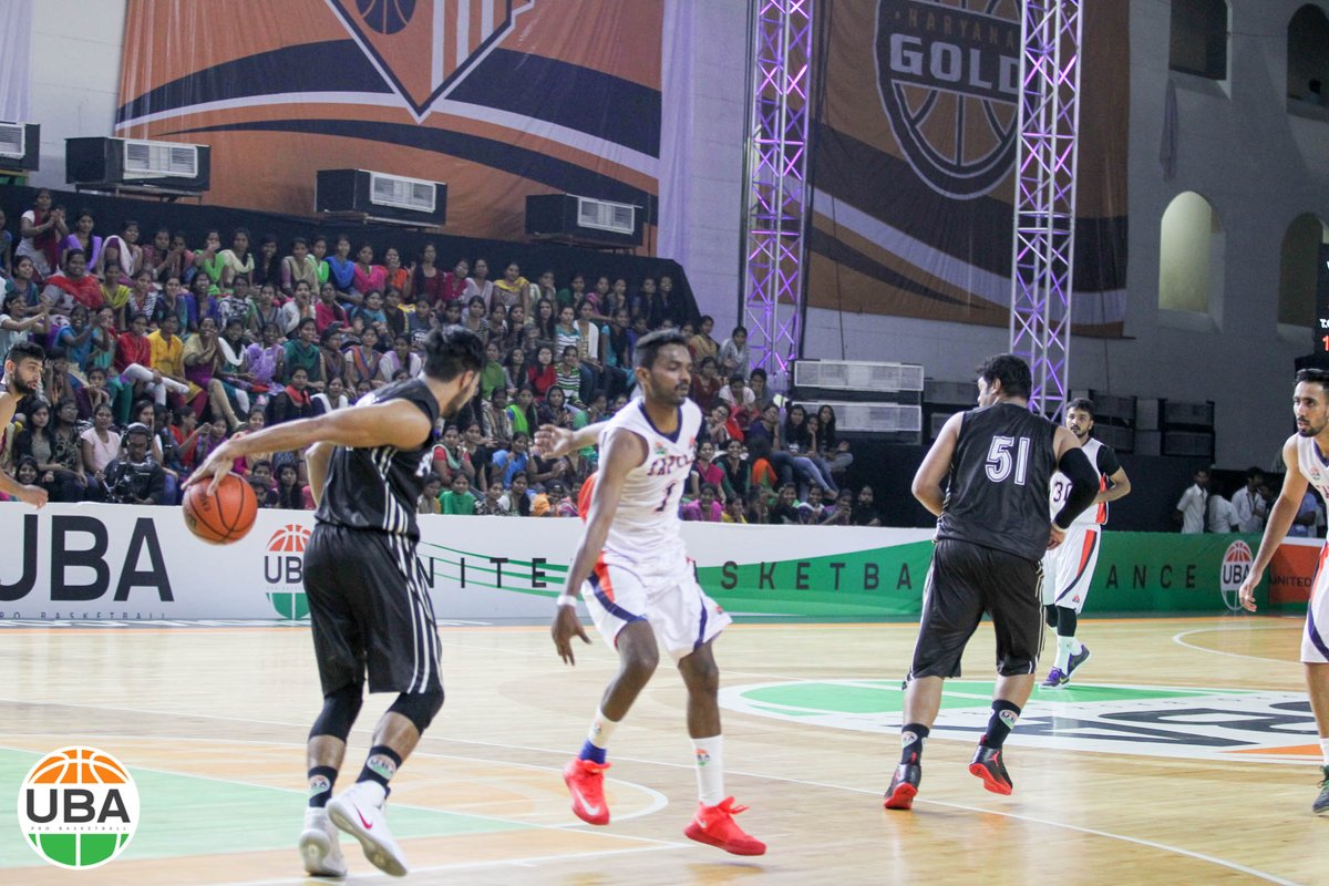 PunjabSteelers's tweet photo. Rajveer with a behind-the-back crossover vs @DelhiCapitals.
#UBAIndia #UBASeason4 https://t.co/qpdnNRyBPj