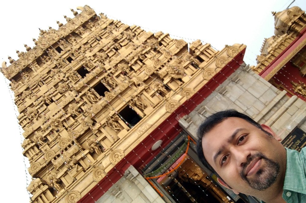 pythoroshan's tweet photo. Main advantage of #OlaRental for me - didn't have to carry everything (from temple prasad coconuts to shoes) with me as I entered malls and restaurants! 😁 All safe in the cab as I shopped &amp; ate. https://t.co/nwFJePnfKs