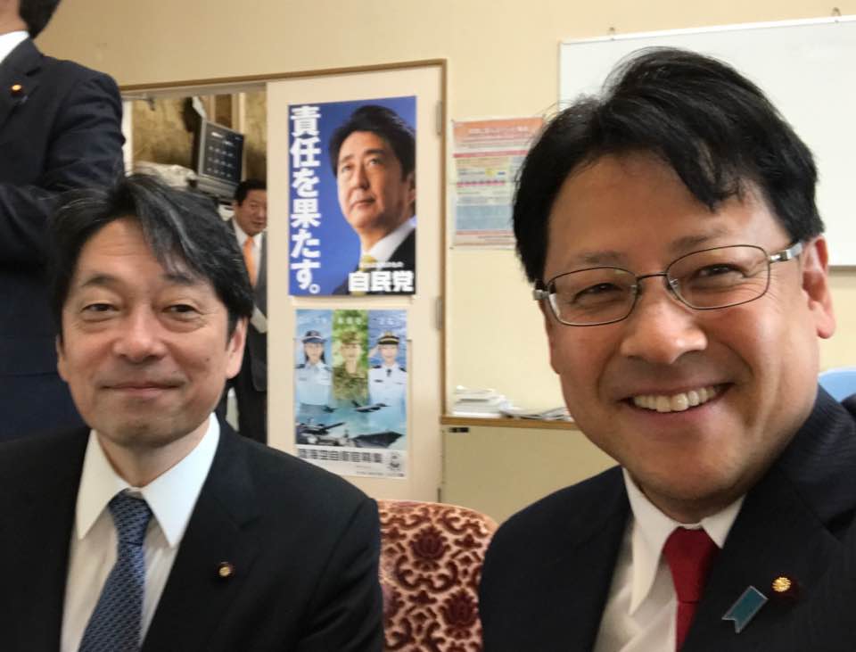 関芳弘 On Twitter 代議士会の前の一コマです 小野寺防衛 大臣と四方山話 8月に大臣にご就任後 先週初めて地元に帰れたとか 選挙の間は一度も帰れなかったそうです 日本の防衛の最高責任者 やはり途轍もなく大変ですね ありがとうございます