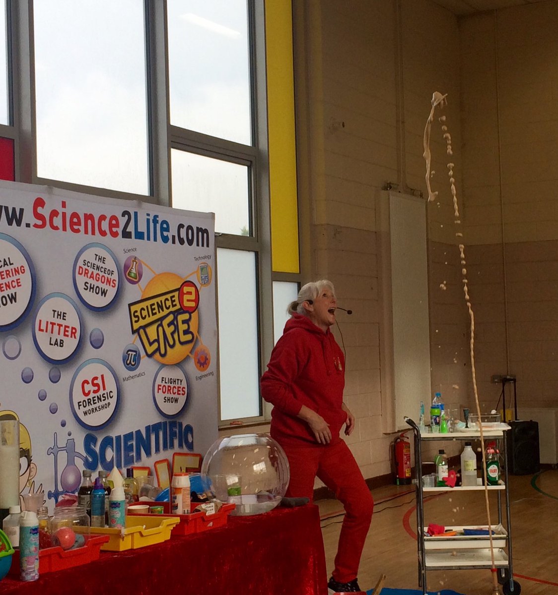 mshester2014's tweet photo. We are having great fun at the science show today! #ScienceWeek2017 #seniorinfants https://t.co/wTpFoJiE5I