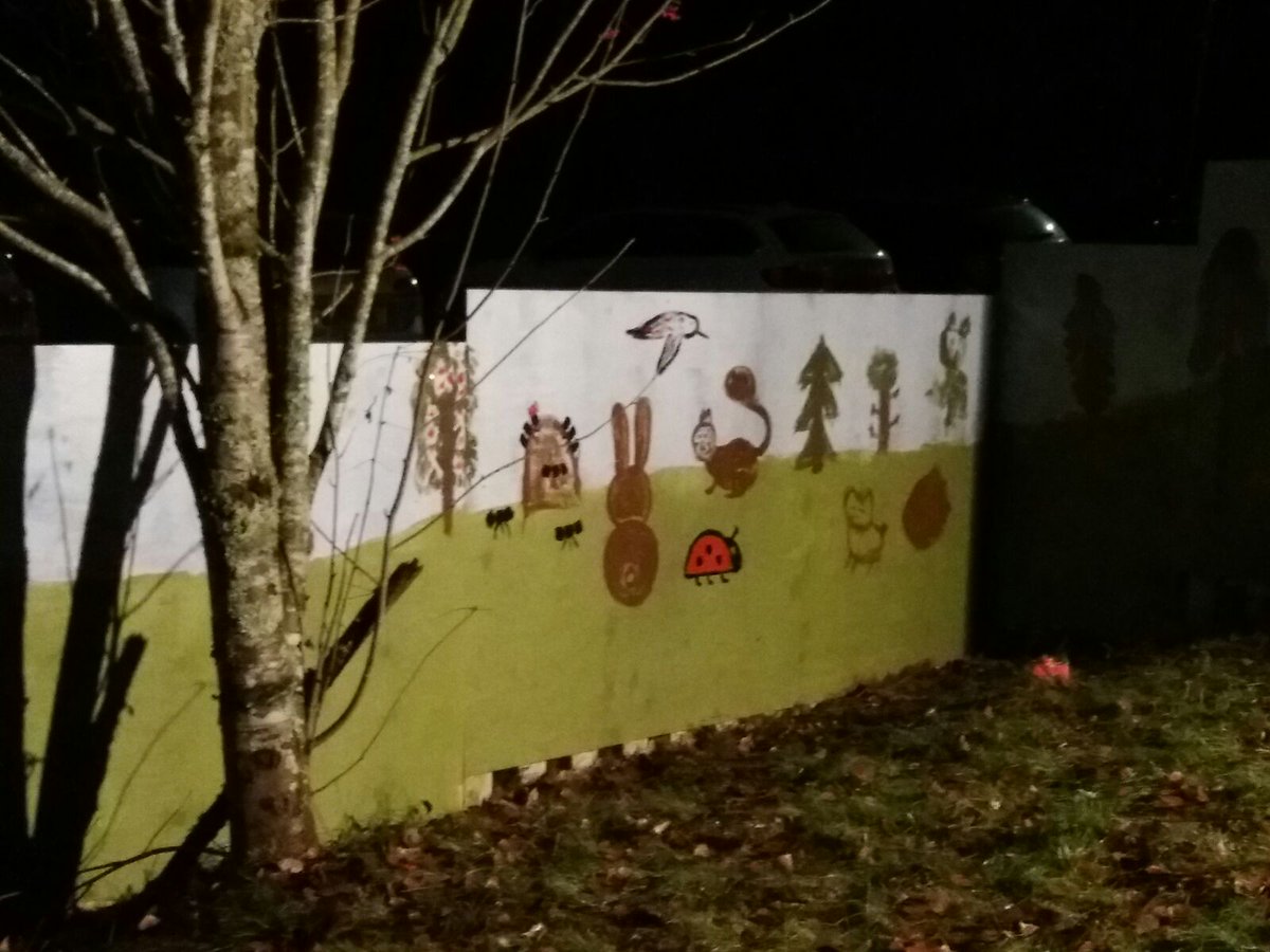 HartelaYhtiot's tweet photo. Päiväkoti Pilke Omppulan lapset maalasivat väliaikaiset aidat isien ja isoisien kanssa. Aiheena Suomen luonto. Maalit ja pensselit tarjosi Hartela #tyytyväinenkäyttäjä #hartela #raadelma https://t.co/eZZDvTtosV