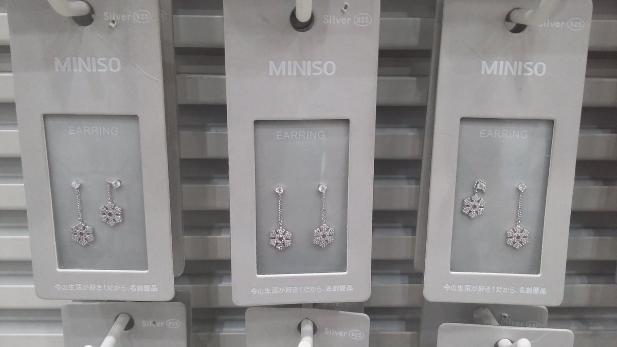 tweaknstyle's tweet photo. Found the cutest store in Norwood mall! You can find a bit of everything in Miniso- even Christmas jewellery 😂#jewellery #silver #yourstylesolution https://t.co/B6A8I1QNj7