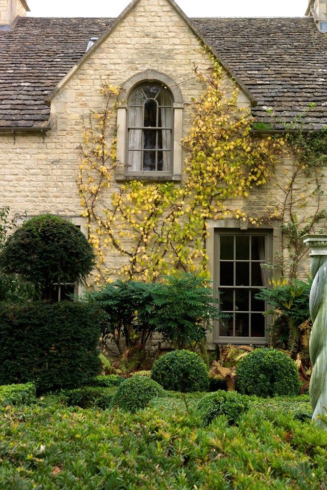 _houseandgarden's tweet photo. The Cotswald Garden thats a Topiary Dream world. https://t.co/MaQf4BvGTX https://t.co/akFrBUZ2Ox